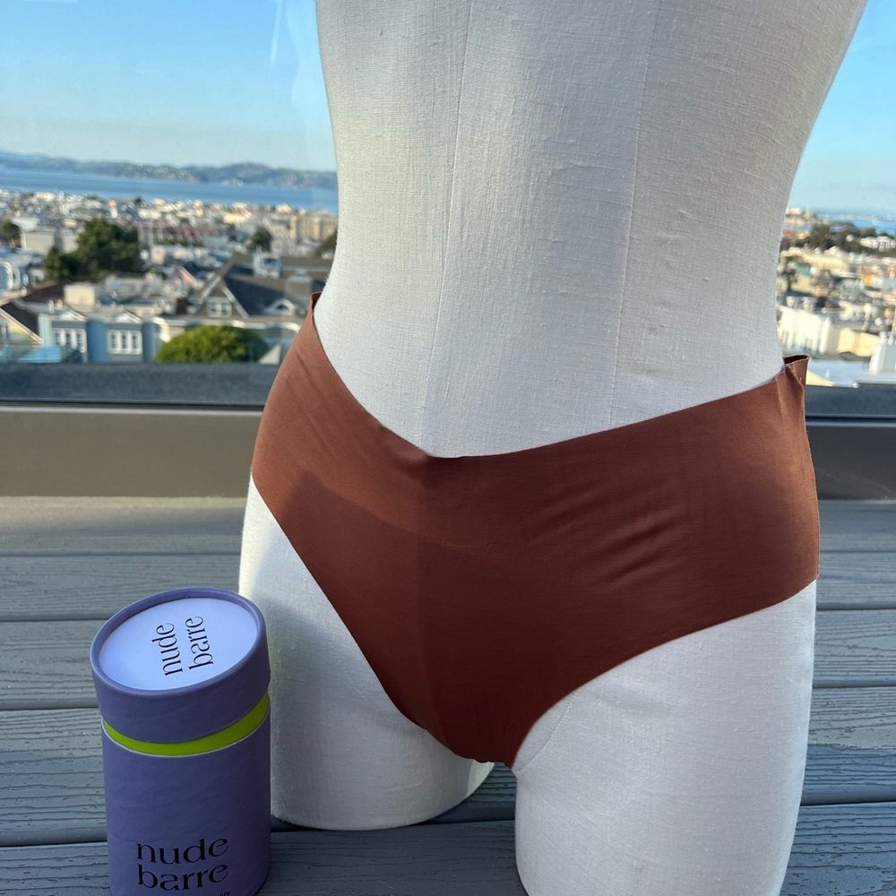 NUDE BARRE